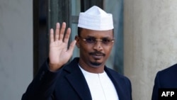Le président de transition du Tchad, Mahamat Idriss Deby Itno, salue la presse à son arrivée à l'Elysée, à Paris, le 12 novembre 2021. (Photo de Ludovic MARIN / AFP)
