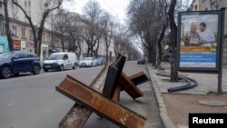 지난 5일 우크라이나 남부 항구도시 오데사 시내 도로에 대전차 장애물이 설치돼 있다. 