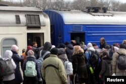 Warga di Odessa, Ukraina memadati stasiun kereta untuk meninggalkan negara itu di tengah invasi Rusia (4/3).