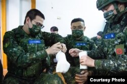 台湾新制14天教召第三天(3月7日)，受召的后备军人进行战伤急救训练。(照片提供：台湾国防部)