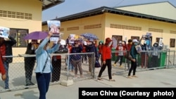 រូបភាពរបស់ក្រុមកូដករក្រុមហ៊ុនណាហ្គាវើលដ៏ នៅមណ្ឌលចត្តាឡីស័កក្នុងខណ្ឌព្រែកព្នៅ រាជធានីភ្នំពេញ កាលពីថ្ងៃទី០៧ ខែមីនា ឆ្នាំ២០២២។ (រូបថតផ្តល់ដោយ សួន ជីវ៉ា)