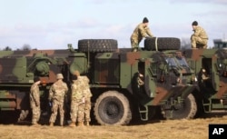 资料照片：最近被部署到波兰的美国陆军第82空降师的军人在波兰东南部的一处军用机场设立营地。(2022年2月12日)