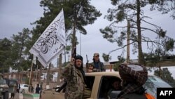 Anggota pasukan Taliban berpartisipasi dalam parade militer di Maymana, Provinsi Faryab, pada 16 Januari 2022. (Foto: AFP/Elise Blanchard)