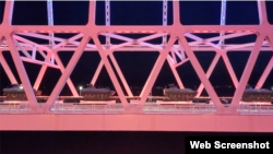 러시아 국방부가 16일 공개한 크림반도 병력 철수 영상에서 장갑차량 등을 실은 열차가 교량을 건너고 있다.