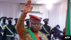 
Le lieutenant-colonel Paul-Henri Sandaogo Damiba lors de la cérémonie d'assermentation en tant que nouveau président du pays à Ouagadougou, le 16 février 2022. 