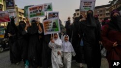 Perempuan Muslim India memprotes kebijakan larangan jilbab saat menghadiri kelas di beberapa sekolah di negara bagian Karnataka, India selatan, Minggu, 13 Februari 2022. (Foto: AP/Rafiq Maqbool)