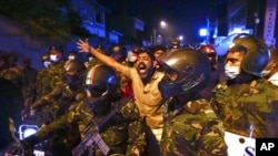 Seorang pria Sri Lanka tampak meneriakan sloga anti pemerintah dalam sebuah aksi demo di luar kediaman pribadi Presiden Sri Lankadi pinggiran Kota Colombo, Sri Lanka, pada 31 Maret 2022. (Foto: AP/Eranga Jayawardena)