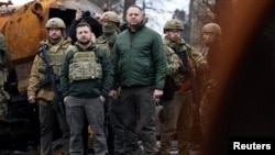 볼로디미르 젤렌스키(왼쪽 두번째) 우크라이나 대통령이 4일 수도 크이우(러시아명 키예프) 외곽 도시 부차 거리를 살펴보고 있다.
