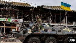 장갑 차량에 탄 우크라이나군이 수도 크이우 북서쪽에 위치한 부차시 거리를 지나고 있다.