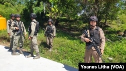 ILUSTRASI - Pengamanan personel Brimob di Desa Kalora, Poso, Sulteng, Selasa (8/3/2022) (Yoanes Litha/VOA)