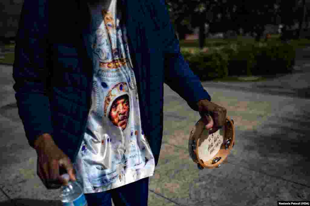 Daryl Montana, à Congo Square, devant la statue de son père Chef Allison &quot;Toonies&quot; Montana, à la Nouvelle Orléans, le 24 mars 2022. (VOA/Nastasia Peteuil)