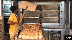 Wani mai gasa burodi a birnin Abidjan na kasar Ivory Coast. (Photo Issouf SANOGO / AFP)