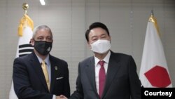 크리스토퍼 델 코소(왼쪽) 주한 미국 대사대리와 윤석열 한국 대통령 당선인이 11일 서울 여의도 국민의힘 당사에서 악수하고 있다. (국민의힘 제공)