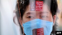 រូបឯកសារ៖ អតីតបុគ្គលិកក្រុមហ៊ុនណាហ្គាវើលដ៍ចូលរួមទិវាសិទ្ធិនារីអន្តរជាតិ ដោយទាមទារឲ្យមានការដោះលែងសហជីពដែលត្រូវបានឃុំខ្លួន នៅមុខមន្ទីរឃុំឃាំងព្រៃស រាជធានីភ្នំពេញ ថ្ងៃទី ៨ ខែមីនា ឆ្នាំ ២០២២។ (AFP)