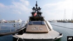 Pogled na jahtu "Lady M", u vlasništvu ruskog oligarha Alekseja Mordašova, koja je usidrena u luci Imperije, Italija, subota, 5. marta 2022.