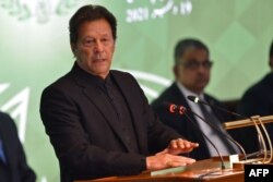 Perdana Menteri Pakistan Imran Khan berbicara selama pembukaan pertemuan khusus 57 anggota Organisasi Kerja Sama Islam (OKI) di Islamabad pada 19 Desember 2021. (Foto: AFP)