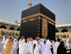 Jemaah umrah melakukan Tawaf (mengelilingi Ka'bah) di Masjidil Haram, Mekkah, Arab Saudi.