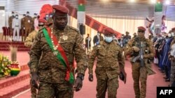 Le lieutenant-colonel Paul-Henri Sandaogo Damiba, président du Burkina Faso, quitte sa cérémonie d'investiture après avoir été investi président de la Transition, à Ouagadougou, le 2 mars 2022.
