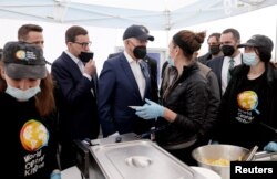 جو بایدن، رئیس جمهوری آمریکا، در حال دیدار با داوطلبان سازمان آشپزخانه مرکزی جهان