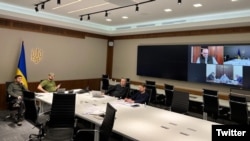  14일 우크라이나 정전협상 대표단이 러시아 대표단과 4차 회담을 화상으로 진행하고 있다. (미하일로 포돌랴크 우크라이나 대통령실 고문 트위터)