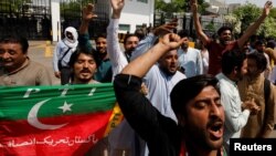 Supporters of the Pakistan Tehreek-e-Insaf (PTI) political party, chant slogans in support of Pakistani Prime Minister Imran Khan, outside parliament building Islamabad, Apr. 3, 2022. 