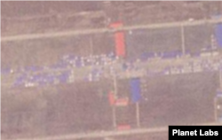 의주 비행장 활주로에 화물들이 가득하다. 자료=Planet Labs