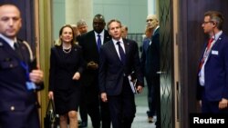 Menteri Luar Negeri AS Antony Blinken (kanan) dan Dubes AS untuk Pakta Pertahanan Atlantik Utara (NATO) Julianne Smith menghadiri KTT NATO untuk membahas invasi Rusia ke Ukraina di Brussels, Belgia, 24 Maret 2022. (Foto: Gonzalo Fuentes/Reuters)