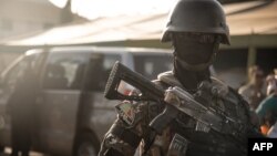 "Une vingtaine de combattants (du MSA) et une quarantaine de civils" ont été tués dans ces incidents, a déclaré un responsable du Mouvement pour le salut de l'Azawad, issu de l'ex-rébellion principalement touareg.