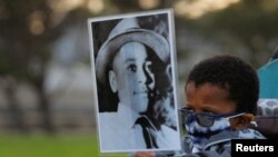 지난 2021년 5월 미국 매사추세주에서 열린 조지 플로이드 사망 1주년 집회 참가 14세 소년이 에밋 틸의 사진을 들고 있다.