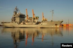 Kapal suplai Angkatan Laut Jerman Elbe tiba di pelabuhan Riga, Latvia, untuk latihan NATO Baltic MCM Squadex 22, 15 Maret 2022. (REUTERS/Ints Kalnins)