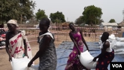 南苏丹博尔地区流离失所者上个月收集食品援助。(美国之音记者巴特莱特拍摄)