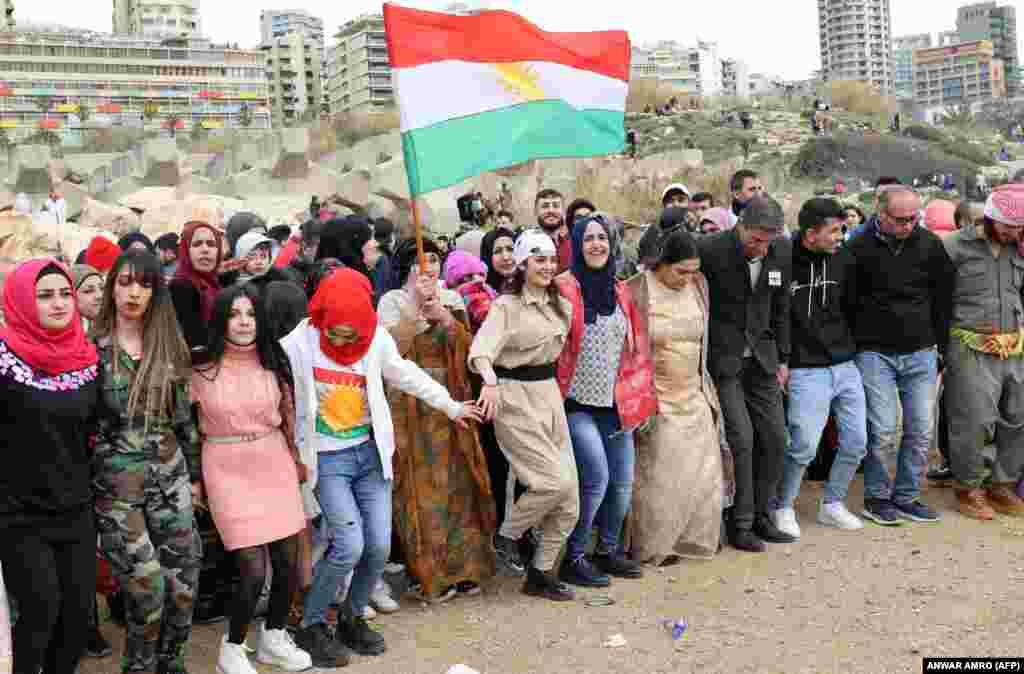 رقص و پایکوبی مردم کرد در لبنان در تجلیل از نوروز و آغاز فصل بهار&nbsp;