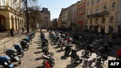 资料照片：乌克兰利沃夫市议会外摆放着109个空空的婴儿推车和摇篮，象征俄军入侵乌克兰迄今被夺去生命的109名儿童。(2022年3月18日)