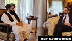 تامس وست، نمایندهٔ ویژهٔ ایالات متحده برای افغانستان و امیر خان متقی سرپرست وزارت خارجهٔ حکومت طالبان