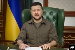 Presiden Ukraina Volodymyr Zelenskyy berbicara dari Kyiv, Ukraina, 21 Maret 2022. (Foto: AP)