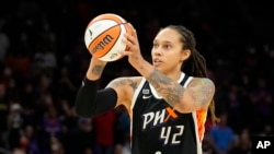 Pebasket putri AS Brittney Griner masih ditahan di Rusia (foto: dok). 