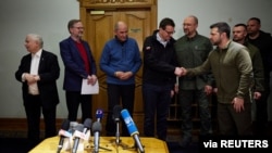 마테우시 모라비에츠(가운데) 폴란드 총리와 볼로디미르 젤렌스키 우크라이나 대통령이 지난 15일 크이우(러시아명 키예프)에서 회동 후 악수하고 있다. 왼쪽부터 야로슬라프 카친스키 폴란드 부총리, 페트르 피알라 체코 총리, 야네스 얀샤 슬로베니아 총리.