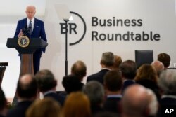Presiden Joe Biden berbicara pada pertemuan triwulanan CEO Business Roundtable, Senin, 21 Maret 2022, di Washington. (Foto: AP)