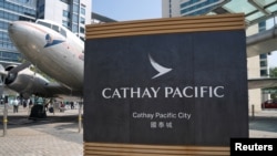 Tanda Maskapai Penerbangan Cathay Pacific di kantor pusatnya di Hong Kong, 21 Oktober 2020. (REUTERS/Lam Yik)