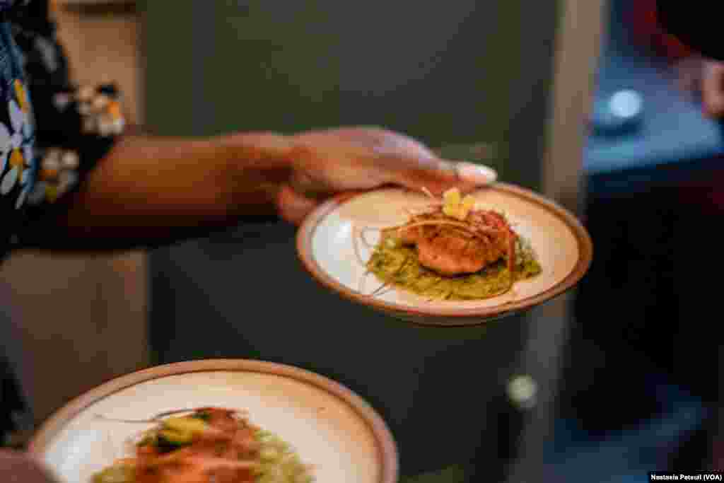 Le dîner est servi dans le restaurant Dakar-Nola, à la Nouvelle Orléans, le 23 mars 2022. (VOA/Nastasia Peteuil)