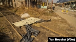 Tela poginulih ruskih vojnika između gradova Irpin i Buča u Ukrajini (Foto: Yan Boechat/VOA)
