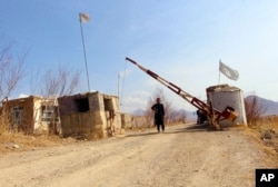 Tentara Taliban berjaga di gerbang masuk lembah Mes Aynak, barat daya Kabul, Afghanistan, 2 Maret 2022. (Foto: AP)