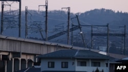 17일 일본 후쿠시마 앞바다에서 규모 7.4 강진 발생 직후, 미야기현을 지나는 신칸센 선로 전력 공급 시설이 파손돼있다. 