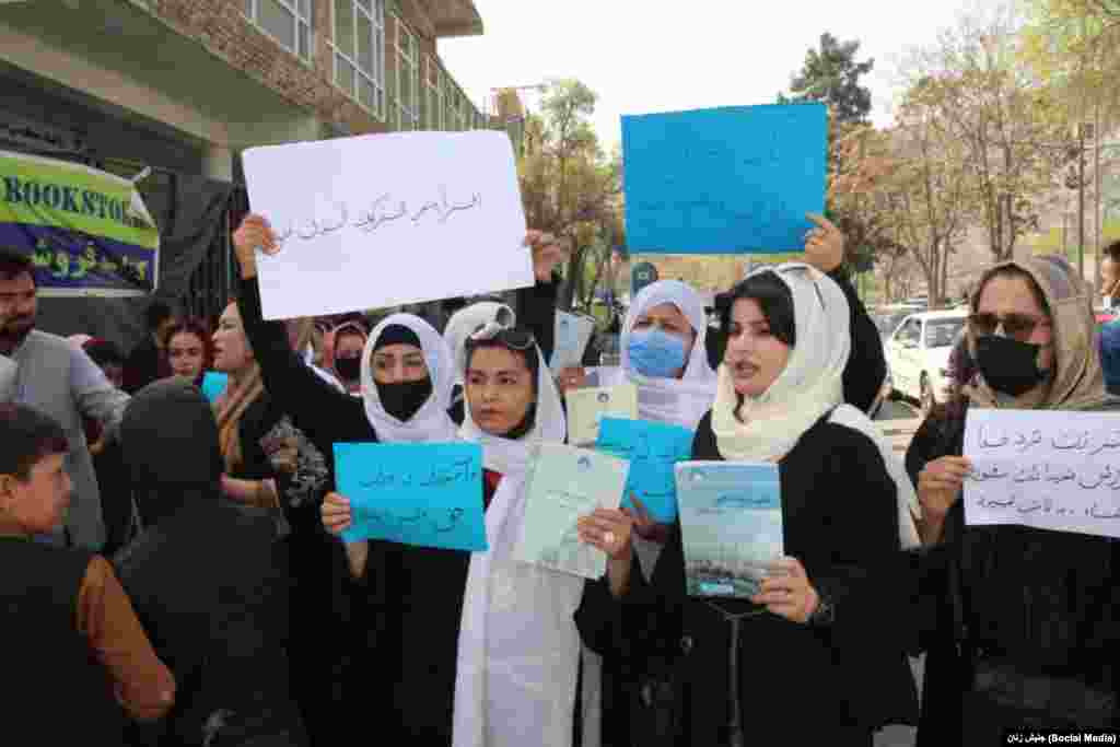 این معترضان با سردادن شعارهای &quot;خواهرانم را بگذارید به مکتب بروند، عدالت عدالت برای دختران این سرزمین، ما کار می&zwnj;خواهیم، ما درس می&zwnj;خواهیم، از تبعیض خسته ایم&quot; در کابل راه&zwnj;پیمایی کردند.