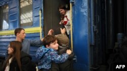 Malgré les nombreuses évacuations, quelque 100.000 personnes seraient toujours coincées à Marioupol selon le président ukrainien Volodymyr Zelensky.