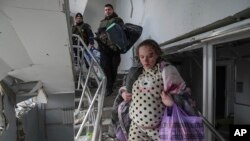 Mariana Vishegirskaya yang sedang hamil tua tampak menuruni tangga rumah sakit bersalin di Mariupol yang terkena serangan artileri Rusia (foto: dok). 