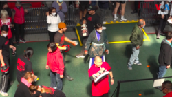 ពលរដ្ឋ​អាស៊ី​រៀន​វិធី​ការពារ​ខ្លួន​ដើម្បី​ត​ទល់​នឹង​ឧក្រិដ្ឋកម្ម​ស្អប់ខ្ពើម​ពលរដ្ឋ​អាមេរិកាំង​ដើម​កំណើត​អាស៊ី