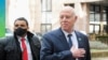 Le président tunisien Kais Saied (à droite) fait un geste à son arrivée pour le premier jour d'un sommet de l'Union européenne (UE) et de l'Union africaine (UA) au bâtiment du Conseil européen à Bruxelles le 17 février 2022