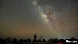 Galaksi Bima Sakti terlihat di langit malam di Gurun Putih utara Farafra Oasis barat daya Kairo 16 Mei 2015. (Foto: Reuters)