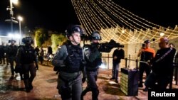 Wanajeshi wa kikosi cha usalama cha Israel wakipiga doria kwenye eneo kulikotokea mapambano kati ya maafisa wa usalama wa Israel na Wapalestina kwenye lango la Damascus katika mji wa zamani wa Jerusalem. April 4, 2022. Picha ya Reuters.